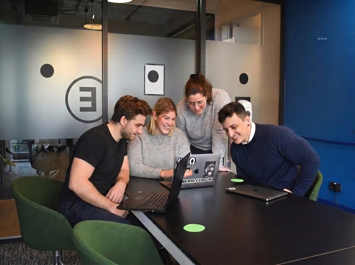 Equipe SeuSite.Digital trabalhando em um projeto